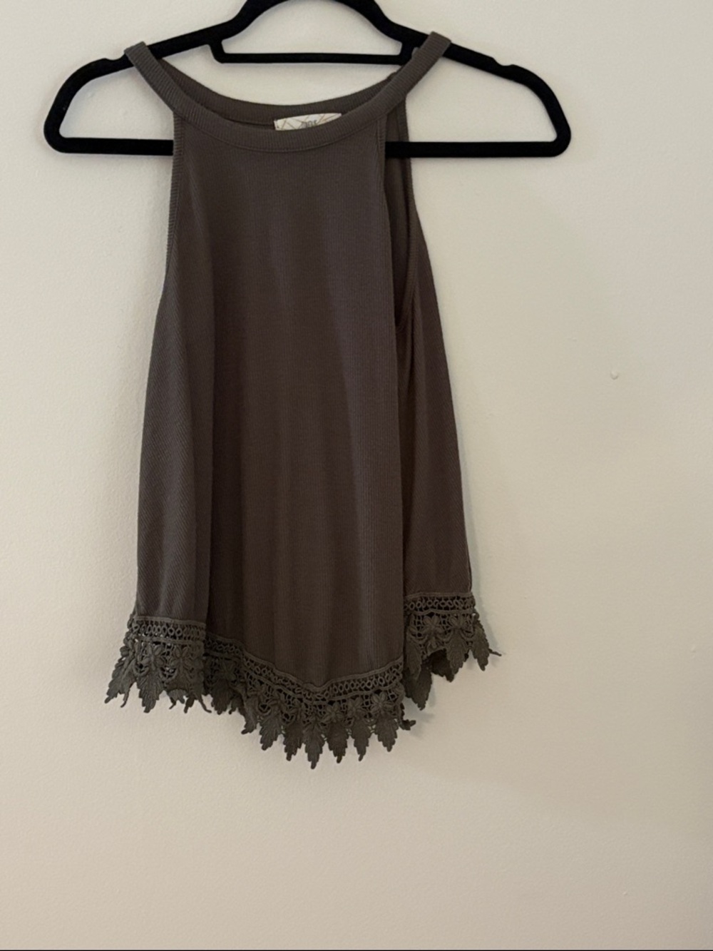 Elegant Olive Green Women's Tank Top with Lace Trim